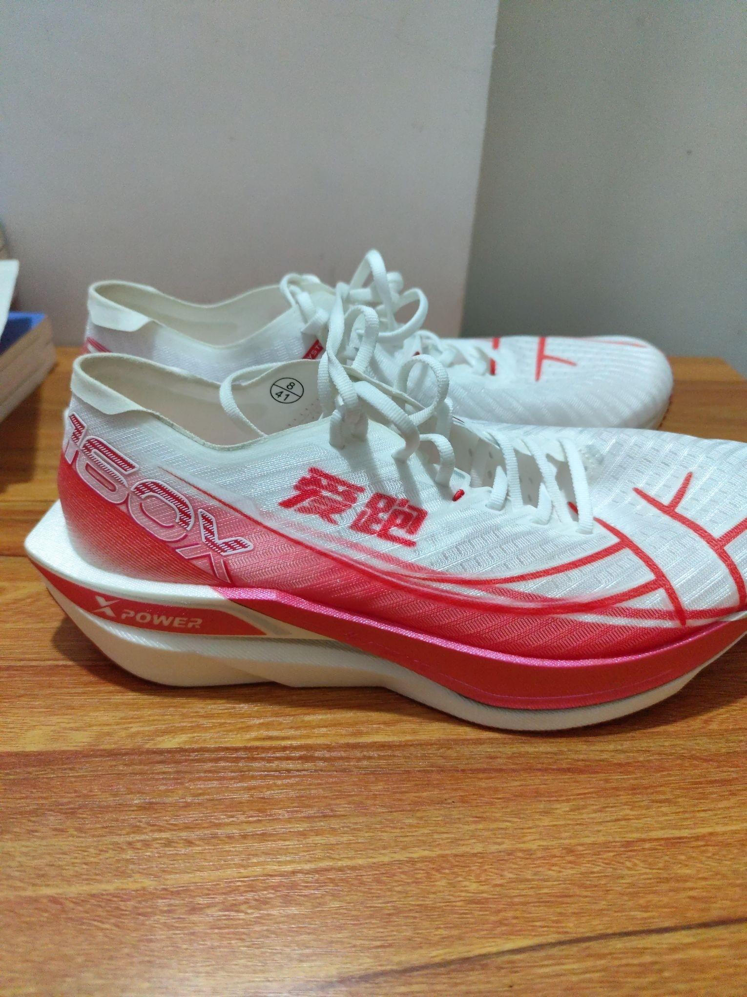 特步160X 6.0以“轻、弹、稳”为核心,是国产竞速跑鞋的标杆之作,助力跑者在马拉松赛场突破极限。